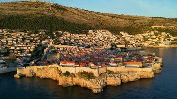 vue aérienne par drone de la vieille ville historique de dubrovnik en croatie, site du patrimoine mondial de l'unesco. célèbre attraction touristique de la mer adriatique. vieille ville fortifiée. tourisme et voyage en croatie. video