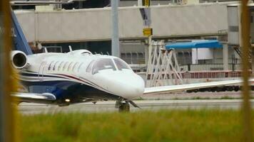 Phuket, Tailandia dicembre 05, 2016 - attività commerciale Jet citazione cj3 di mjets a Phuket aeroporto. mjets è basato nel Tailandia. video