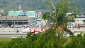 Phuket, Tailandia dicembre 02, 2016 - passeggeri aereo airbus a320 di airasia partenza a Phuket aeroporto. piovoso giorno, bagnato aeroporto. turismo e viaggio concetto video