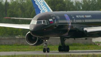 novosibirsk, fédération de russie 15 juillet 2022 - avion de passagers d'azur air avec lujo art joy livery roulant jusqu'à la piste. avion à réaction premium sur la voie de circulation. concept de tourisme et de voyage video