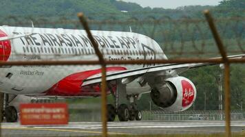 phuket, Tailândia novembro 26, 2017 - airásia airbus A320 com Móvel aplicativo libré livro, gerenciar, Verifica dentro leva fora às phuket aeroporto. turismo e viagem conceito video