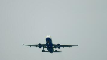 Aufnahmen von bürgerlich Flugzeug nehmen aus Overhead. Passagier Flugzeug fliegen weg. Tourismus und Reise Konzept video