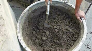 primo piano del terreno della stretta della mano dell'agricoltore video