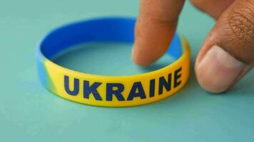 mano raccogliere blu e giallo polsino , colori di bandiera di Ucraina. video