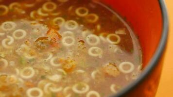 zuppa di tazza istantanea in una tazza sul tavolo video