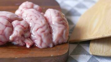 schapenvlees hersenen Aan een hakken bord video