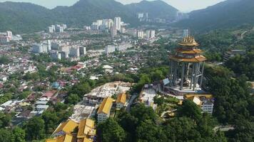 georgetown, Penang, Malasia, mar 05 2021, aéreo rastreo kek mira si templo en en expansión. video