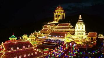 ayer itam, Penang, Malasia, mar 07 2021, aéreo ver hermosa LED iluminado kek mira si templo video