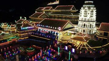 ayer itam, penang, Malaysia, beschädigen 07 2021, Antenne Aussicht Nacht bunt Laterne beim kek lok si Tempel video