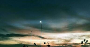 hermosa noche cielo con pocos arboles foto