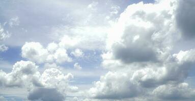 cielo nublado. cielo gris dramático y nubes oscuras antes de la lluvia en temporada de lluvias. cielo nublado y malhumorado. cielo de tormenta fondo sombrío y malhumorado. nubes cubiertas. fondo abstracto triste, solitario y muerto. foto