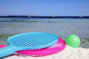 playa tenis conjunto en arena, verano deporte actividad foto