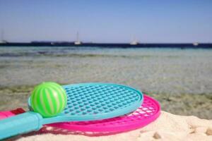 playa tenis conjunto en arena, verano deporte actividad foto