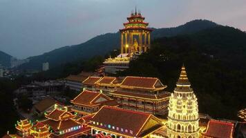 georgetown, Penang, Malasia, mar 05 2021, aéreo ver mosca hacia diosa de misericordia pabellón en chino templo video