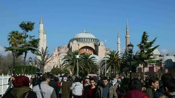 das Hagia Sophia ein wichtig historisch Platz im Istanbul, ein Menge von Menschen Besuch im Vorderseite von kulturell setzt video