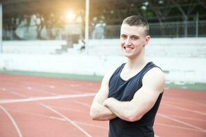 hermoso atleta hombre a corriendo pista foto