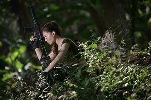 especial fuerza con el pistola en el selva foto