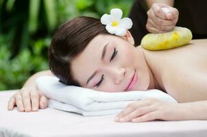 hermosa asiático mujer haciendo spa masaje foto