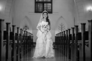 hermosa novia en el Iglesia foto