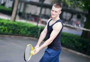 Sportman playing tennis photo