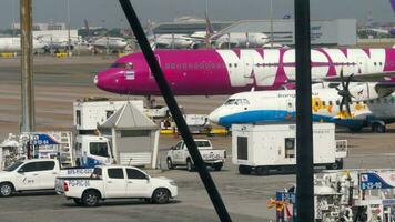 bangkok, Tailandia enero 21, 2023 - imágenes aerobús a321, hs vkl de vietjet aire con Guau librea rodaje a suvarnabhumi aeropuerto. fila de aviones a el Terminal. aeródromo desde el terminal ventana video