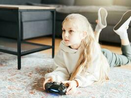 niña jugando vídeo juego a hogar foto