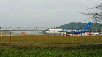 phuket, Tailândia janeiro 31, 2023 - comercial avião airbus A320 do airásia kingpower.com libré taxiando às phuket aeroporto, grandes tomada. spotting. passageiro aeronave em a aeródromo. pista video