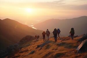 un grupo de mochileros caminando mediante el montañas a puesta de sol. generativo ai foto