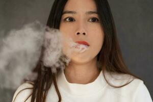asiático mujer de fumar un cigarrillo, 31 mayo de mundo No tabaco día, foto