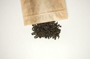 hoja té es dispersado desde un arte paquete foto