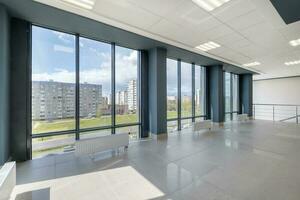 vacío moderno salón habitación con columnas, puertas y panorámico ventanas foto