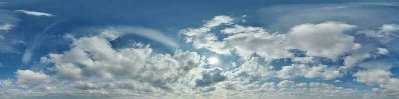 hdri 360 panorama de azul cielo con Dom y cúmulo nubes con cenit en esférico equirrectangular proyección mayo utilizar para cielo Hazme reemplazo en 3d gráficos o juego desarrollo y editar zumbido Disparo foto