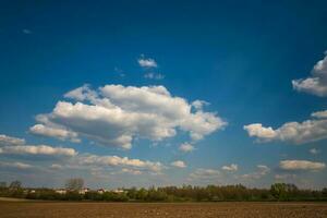 el fondo del cielo azul con nubes de rayas blancas en el cielo y el infinito puede usarse para reemplazar el cielo foto