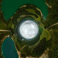 esfera azul pequeño planeta dentro de hierba verde fondo de marco redondo. foto