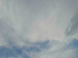 blanco nubes en el azul cielo Perfecto para el antecedentes foto