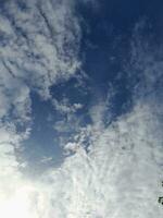 blanco nubes en el azul cielo Perfecto para el antecedentes foto