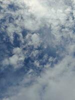 blanco nubes en el azul cielo Perfecto para el antecedentes foto