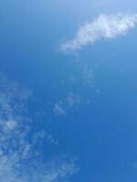 blanco nubes en el azul cielo Perfecto para el antecedentes foto