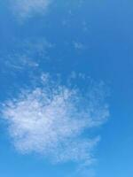 blanco nubes en el azul cielo Perfecto para el antecedentes foto