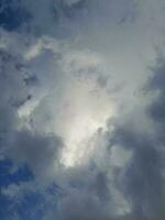 hermosa gris nubes en cielo antecedentes. grande brillante suave mullido nubes son cubrir el todo azul cielo. foto