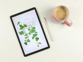 plano laico de digital tableta con imagen de casa planta en acuarela estilo en pantalla, rosado aguja bolígrafo y rosado taza de café aislado en blanco antecedentes. digital Arte concepto. foto