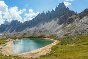 lagos cerca el Tres picos de lavaredo foto