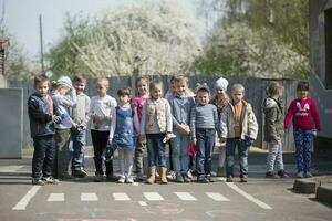 un grupo de ruso preescolar niños en un jardín de infancia en el calle. foto