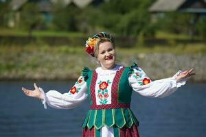 08 29 2020 bielorrusia, lyaskovichi. celebracion en el ciudad. hermosa eslavo mujer. bielorruso o ucranio en nacional vestido. foto