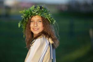 08 29 2020 bielorrusia, lyaskovichi. un fiesta en el ciudad. un niña en un guirnalda de hierbas a el ivan Kupala día festivo. foto