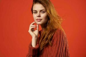 bonito mujer bonito pelo rojo suéter glamour estudio foto