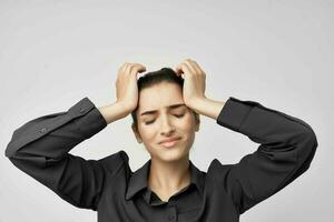 mujer en negro camisa migraña estrés negativo salud problemas foto