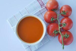 parte superior ver de tomate sopa en un cuenco en mesa . foto