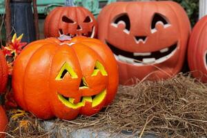 la anhelada linterna jack con cabeza de calabaza está decorada con un tema aterrador en las vacaciones de halloween. foto