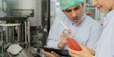 calidad supervisor comida o bebidas técnico inspección acerca de calidad controlar comida o bebidas antes de enviar producto a el cliente. producción líder volver a comprobar ingrediente y productividad. foto